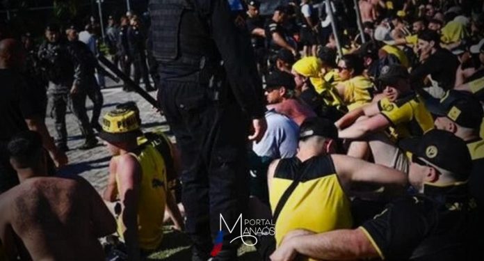 O Juizado Especial do Torcedor e dos Grandes Eventos do Rio de Janeiro decidiu suspender o mandado de prisão preventiva de dez dos 21 torcedores uruguaios envolvidos em conflitos no Rio de Janeiro. A Justiça permitiu que eles sejam soltos mas não poderão deixar o país até o julgamento do caso.