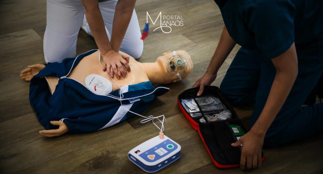 Para contribuir com a garantia do atendimento básico a casos de parada cardiorrespiratória com uso de Desfibriladores Externos Automáticos (DEA), o programa “UEA Cardio Protegida”, da Universidade do Estado do Amazonas (UEA), ofereceu, na manhã de quinta-feira (9), o curso de capacitação “Suporte Básico de Vida”. A aula ocorreu no auditório da Academia Stem da Escola Superior de Tecnologia, localizado na avenida Darcy Vargas, 1.200, Parque Dez de Novembro.