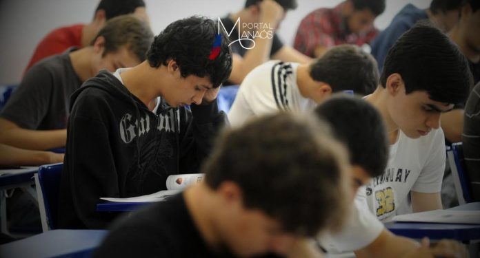 Um a cada quatro estudantes das escolas brasileiras não teve a raça declarada no Censo Escolar em 2023. O dado é preocupante, de acordo com organizações educacionais que lançaram, esta semana, uma campanha para incentivar a declaração racial já na hora da matrícula nas escolas. Segundo a campanha, ter essas informações sobre os estudantes é um passo importante para combater as desigualdades raciais no país.