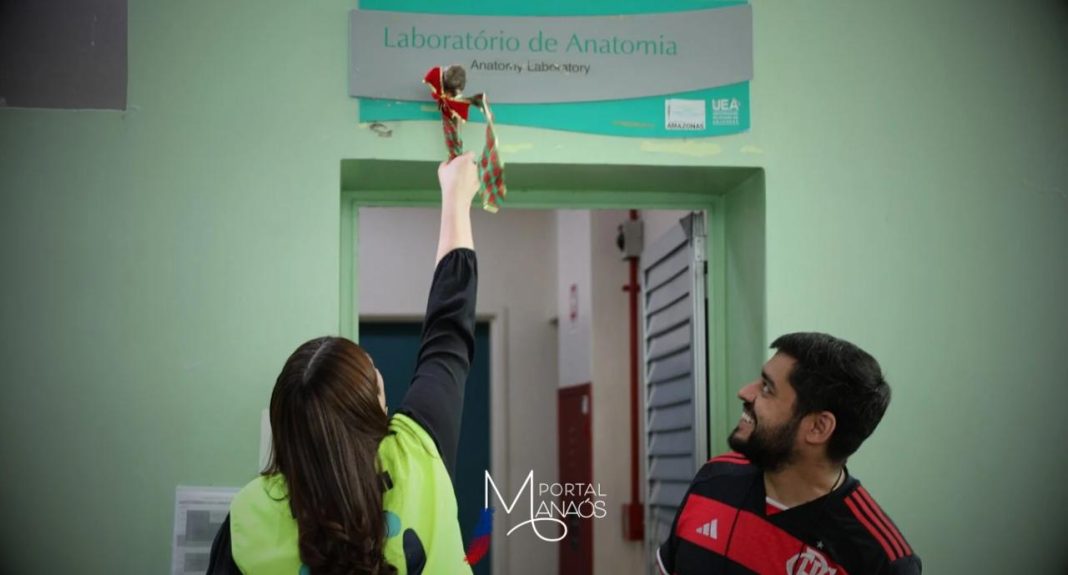 O reitor da Universidade do Estado do Amazonas (UEA), Prof. Dr. André Zogahib, com a vice-reitora, Prof.ª Dra. Kátia Couceiro, anunciou, na última segunda-feira (11), a reforma do laboratório de anatomia da Escola Superior de Saúde (ESA), localizada na avenida Carvalho Leal, 1.777, Cachoeirinha. A informação foi compartilhada com a comunidade acadêmica durante um evento que contou com a presença de diretores, professores, técnicos e estudantes.