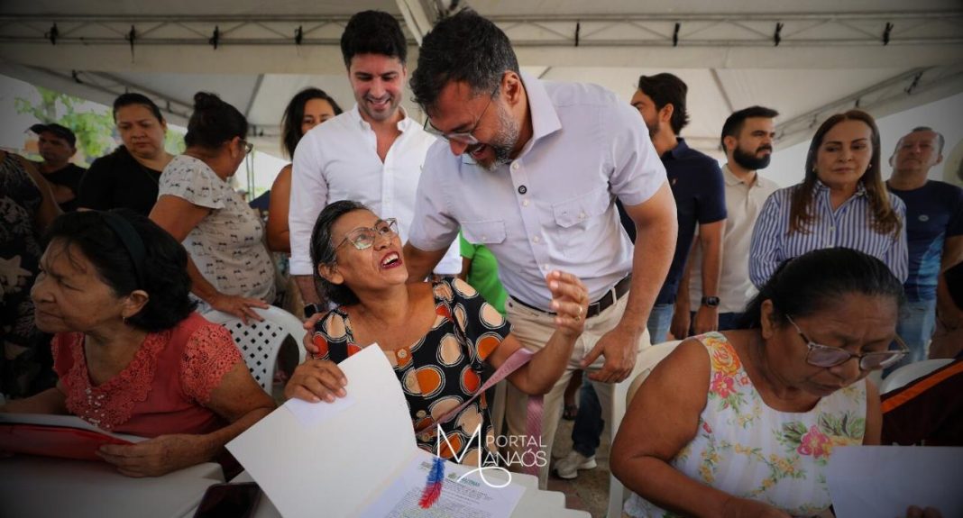 O governador Wilson Lima entregou, nesta quinta-feira (14), 372 títulos definitivos para famílias que vivem no Parque Residencial Gilberto Mestrinho, localizado no bairro Cachoeirinha, zona sul de Manaus. A ação integra uma das linhas de atendimento do programa Amazonas Meu Lar, alcançando mais de 17 mil imóveis regularizados pela atual gestão.