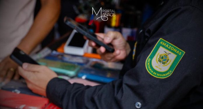 O Governo do Amazonas, por meio da Secretaria de Segurança Pública (SSP-AM), esclarece as principais dúvidas sobre o programa RecuperaFone, incluindo os documentos necessários para registrar o Boletim de Ocorrência (B.O) e a retirada do celular na sede da SSP-AM. Em um mês, o Governo do Amazonas entregou mais de 200 aparelhos celulares com restrição de roubo e furto.