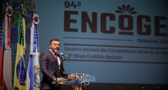 O governador Wilson Lima destacou a importância da união entre os poderes Executivo, Legislativo e Judiciário para avanços na regularização fundiária no Amazonas. O assunto foi tratado na noite da última quarta-feira (20), durante a abertura do 94º Encontro Nacional de Corregedoras e Corregedores-Gerais de Justiça (Encoge) e 6º Fórum Fundiário Nacional, realizada no Teatro Amazonas.