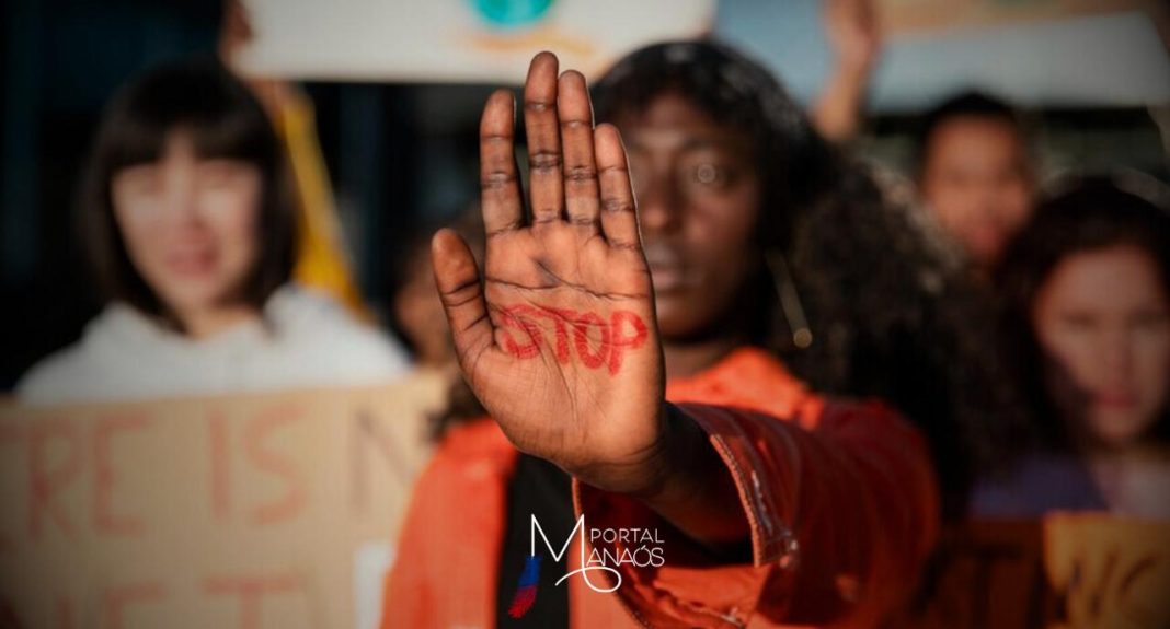 Dados divulgados pelo Ministério dos Direitos Humanos e da Cidadania (MDHC) na última quarta-feira, (20), data em que é celebrado o Dia Nacional de Zumbi dos Palmares e da Consciência Negra, o Disque 100 recebeu mais de 3,4 mil denúncias que abrangem mais de 5,2 mil violações de cunho racial entre janeiro e o início de novembro de 2024.