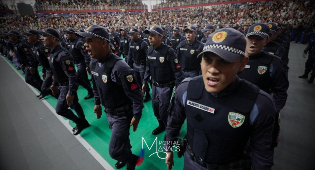 O governador do Amazonas, Wilson Lima, comandou, na noite de ontem, (27), a formatura de 1 mil novos policiais militares que vão atuar no policiamento ostensivo no estado a partir de janeiro. Os novos policiais foram aprovados em 2022, após 11 anos sem a realização de concurso público pelo estado.