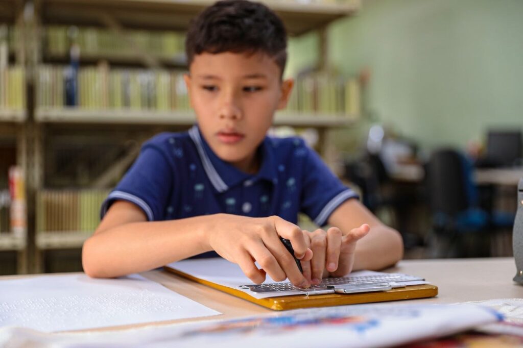 A Biblioteca Braille do Amazonas completa, nesta sexta-feira (08), 25 anos de existência. Instalado no Bloco C do Sambódromo, o espaço tem o objetivo de integrar, promover e incluir pessoas com deficiência visual ao meio social, cultural, educacional e profissional, melhorando condições de vida, estudo e convivência para contribuir na elaboração de trabalhos e pesquisas.