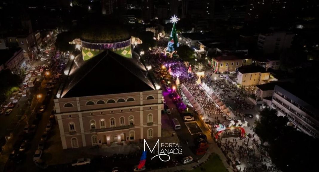 Dando início à temporada do “O Mundo Encantado do Natal’, chegou ao Largo de São Sebastião, neste domingo (1º), a inauguração ocorreu às 17h. Promovida pelo Governo do Estado, por meio da Secretaria de Cultura e Economia Criativa, a programação teve como ápice a iluminação da grande árvore de Natal, que recebe o nome de “Carrossel da Imaginação”. O evento também foi coroado com parada natalina, comandada por Papai Noel e personagens emblemáticos.