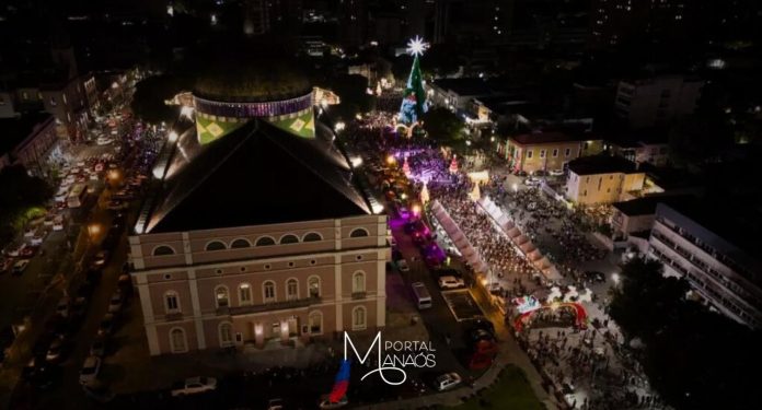 Dando início à temporada do “O Mundo Encantado do Natal’, chegou ao Largo de São Sebastião, neste domingo (1º), a inauguração ocorreu às 17h. Promovida pelo Governo do Estado, por meio da Secretaria de Cultura e Economia Criativa, a programação teve como ápice a iluminação da grande árvore de Natal, que recebe o nome de “Carrossel da Imaginação”. O evento também foi coroado com parada natalina, comandada por Papai Noel e personagens emblemáticos.