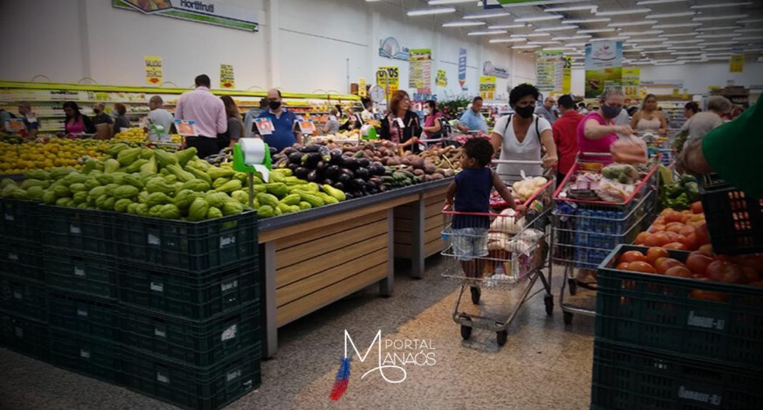 Produto Interno Bruto (PIB) do país cresceu 0,9% na passagem do segundo trimestre para o terceiro. As altas nos Serviços (0,9%) e na Indústria (0,6%) contribuíram para essa taxa positiva, ainda que a Agropecuária tenha recuado 0,9% no período. Em valores correntes, foram gerados R$ 3,0 trilhões. De janeiro a setembro, o PIB acumulou alta de 3,3%, enquanto nos últimos quatro trimestres, a alta foi de 3,1%. Frente ao 3º trimestre de 2023, o indicador cresceu 4,0%. Os dados são do Sistema de Contas Nacionais Trimestrais, divulgado nesta terça-feira (3/12) pelo IBGE.