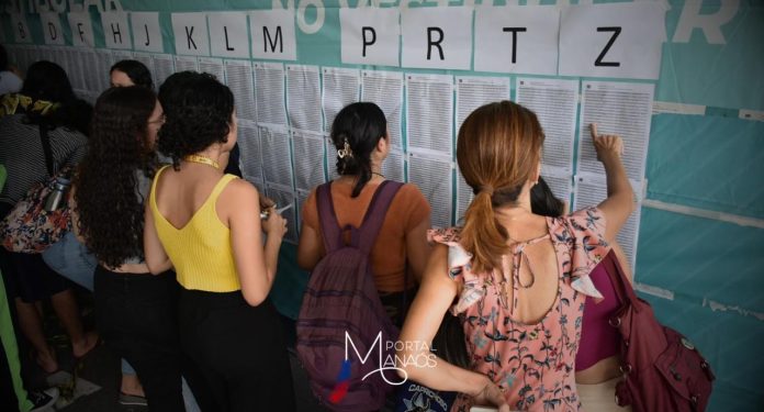 Os novos calouros da Universidade do Estado do Amazonas (UEA) serão anunciados nesta sexta-feira (6), na sede da Reitoria, localizada na avenida Djalma Batista, 3.578, Flores, a partir das 9h. No site da UEA, o anúncio será feito a partir do meio-dia. A divulgação do Vestibular 2024, acesso 2025, e Sistema de Ingresso Seriado (SIS), com novo formato este ano, terá a participação especial da bateria da escola de samba Mocidade Independente de Aparecida, coral Tubones e do grupo Samba ao Léo.