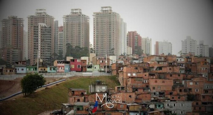 De 2022 a 2023, o percentual da população do país com rendimento domiciliar per capita abaixo da linha de pobreza adotada pelo Banco Mundial (US$ 6,85 PPC por dia ou R$ 665 por mês) caiu de 31,6% para 27,4%. Os dados são da Síntese de Indicadores Sociais (SIS), divulgados pelo Instituto Brasileiro de Geografia e Estatística (IBGE) nesta quarta-feira (4).