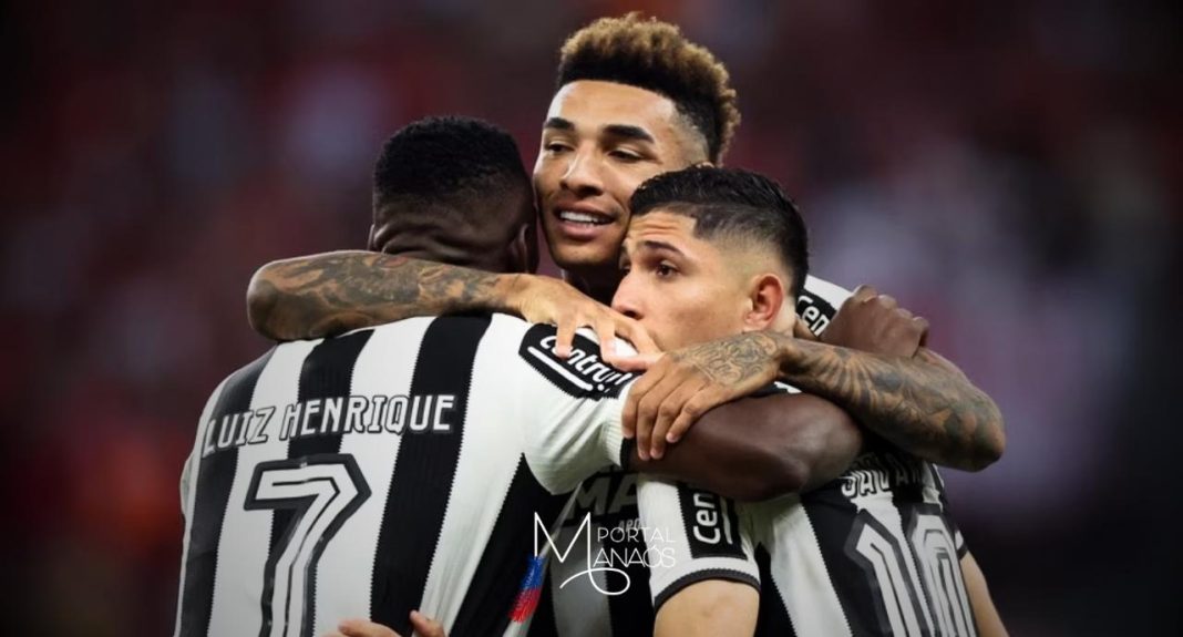 Durante uma parcela significativa da rodada da última quarta (4), o Botafogo estava conquistando, de maneira antecipada, o título de campeão brasileiro de 2024. O time até confirmou a vitória sobre o Internacional, fora de casa por 1 a 0. No entanto, nos instantes finais o Palmeiras virou sobre o Cruzeiro, ganhando por 2 a 1 no Mineirão e adiando a definição do campeonato para a derradeira rodada, no próximo domingo (8). O Botafogo soma 76 pontos, contra 73 do Verdão. Um empate contra o São Paulo, no Estádio Nilton Santos, assegura o troféu ao Alvinegro.