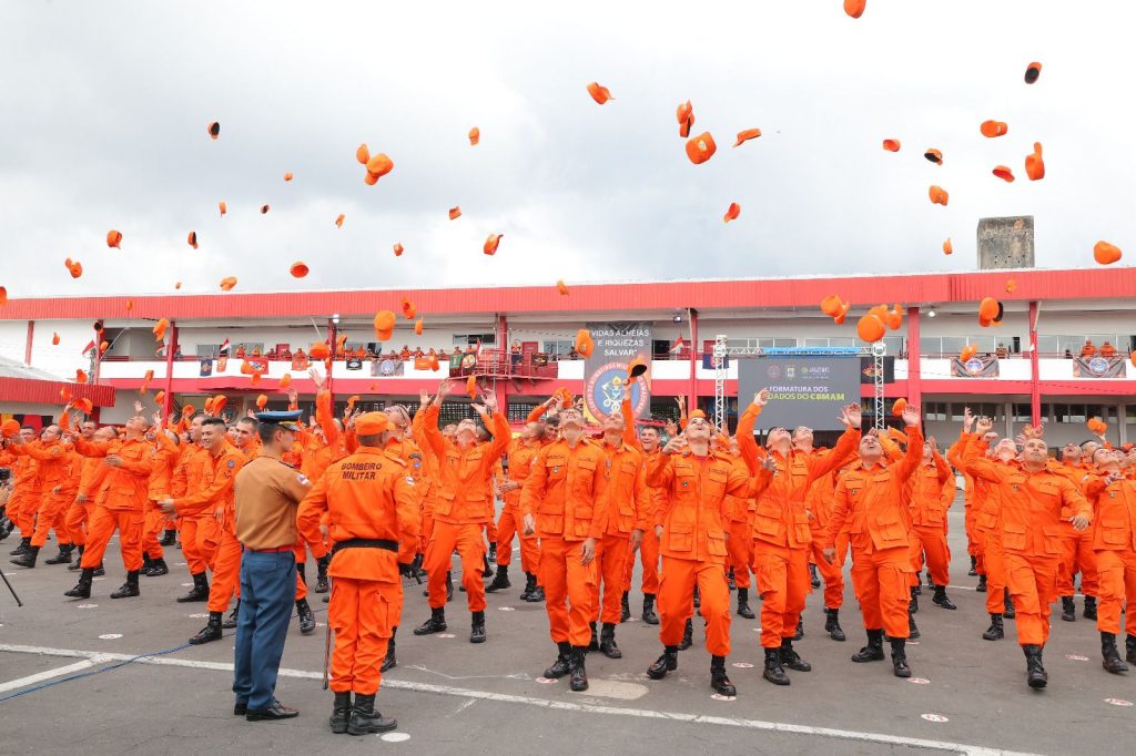 O governador Wilson Lima comandou, nesta sexta-feira (06), a formatura de novos 200 soldados do Corpo de Bombeiros Militar do Amazonas (CBMAM), reforçando o serviço operacional no estado, fortalecendo as ações de combate a incêndios. A turma ingressou na corporação em dezembro de 2023, por meio da convocação de concurso público das Forças de Segurança, realizado pelo Governo do Amazonas após mais de 10 anos sem certame para a corporação.