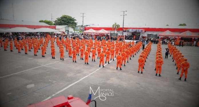 O governador Wilson Lima comandou, nesta sexta-feira (06), a formatura de novos 200 soldados do Corpo de Bombeiros Militar do Amazonas (CBMAM), reforçando o serviço operacional no estado, fortalecendo as ações de combate a incêndios. A turma ingressou na corporação em dezembro de 2023, por meio da convocação de concurso público das Forças de Segurança, realizado pelo Governo do Amazonas após mais de 10 anos sem certame para a corporação.