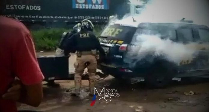 Nas primeiras horas da manhã deste sábado, (7), a Justiça Federal condenou os três ex-policiais rodoviários federais Paulo Rodolpho Nascimento, William Noia e Kleber Freitas pela morte de Genivaldo Santos de Jesus, em maio de 2022. Apenas Paulo Rodolpho foi condenado pelo júri popular, por homicídio triplamente qualificado, e teve a pena estabelecida em 28 anos de reclusão.