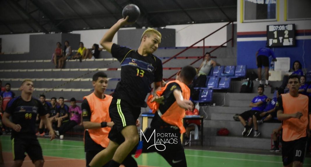 O Ginásio Renné Monteiro recebe até domingo (15), a partir das 16h, o Campeonato Amazonense Juvenil de Handebol 2024. Com apoio do Governo do Amazonas, o evento reúne 12 equipes em busca das melhores colocações no pódio e pontos no ranking estadual da modalidade.