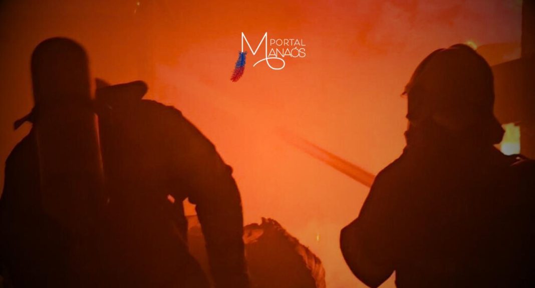 O Corpo de Bombeiros Militar do Amazonas (CBMAM) combateu, na noite do domingo (15), um incêndio no depósito da Queiroz, loja de materiais descartáveis e papelaria, no bairro São Geraldo, zona centro-sul de Manaus.