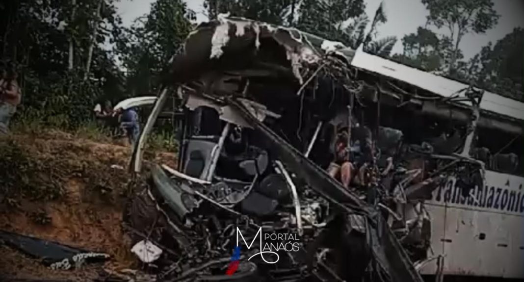 Um grave acidente entre um ônibus e uma carreta na Rodovia Estadual AM-010 deixou diversos mortos e feridos, na manhã desta sexta-feira (20). De acordo com as primeiras informações sobre o ocorrido, ainda há pessoas presas às ferragens.