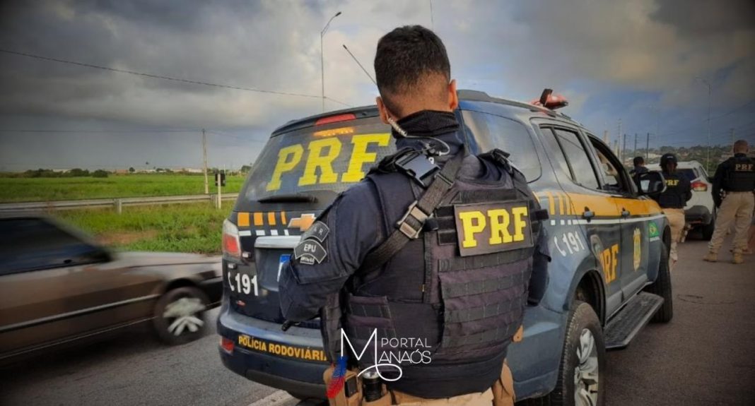 A Polícia Rodoviária Federal (PRF) mantém o reforço na fiscalização para as festas de fim de ano. A partir de 0h desta sexta-feira (27), inicia-se a Operação Ano Novo nas rodovias federais de todo o país. Até as 23h59 da próxima quarta-feira (1º), os policiais vão intensificar a fiscalização de alcoolemia.