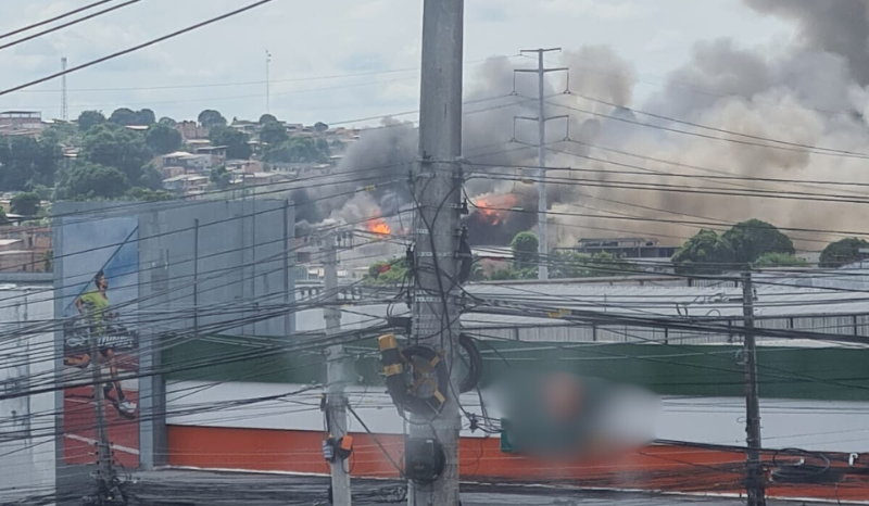 Um incêndio de grandes proporções atingiu um galpão de uma distribuidora localizada na Rua do Fuxico, no bairro Jorge Teixeira, zona Leste de Manaus. A fumaça das chamas pode ser vista de diversos pontos da cidade.