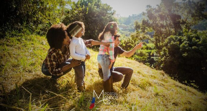 As férias de Verão chegaram e muitos brasileiros estão prontos para curtir as viagens em família, que representam 61% dos passeios, de acordo com a pesquisa "Tendências de Turismo Verão 2025 - Comportamento da População Brasileira", feito pelo Ministério do Turismo (MTur) e pela Nexus - Pesquisa e Inteligência de Dados. Com esse cenário, o cuidado com as crianças é fundamental para manter uma viagem tranquila e livre de preocupações.