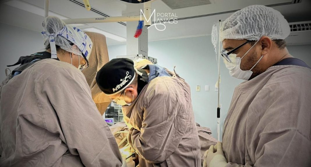 A Fundação Hospital Adriano Jorge (FHAJ), unidade da Secretaria de Estado de Saúde do Amazonas (SES-AM), realiza, neste mês, uma programação intensificada de cirurgias ortopédicas, como parte dos esforços para atender à alta demanda nessa área, especialmente de vítimas de acidente de trânsito. A previsão é concluir 240 procedimentos, até o fim de janeiro. Em 2024, a FHAJ realizou 3.019 cirurgias ortopédicas, consolidando-se como referência no tratamento de ortopedia e traumatologia, no estado.