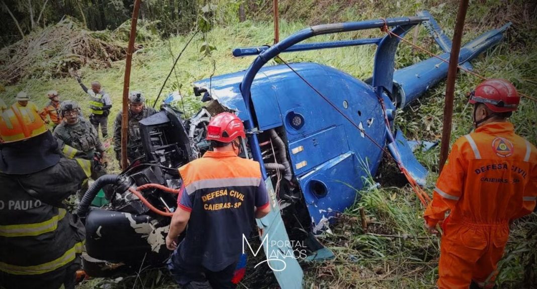 Um helicóptero com quatro pessoas caiu em uma área de floresta, no município de Caieiras, na Grande São Paulo. Os destroços e as vítimas foram localizados na manhã desta sexta-feira (17). A Defesa Civil confirmou a morte de duas pessoas das quatro que estavam a bordo.