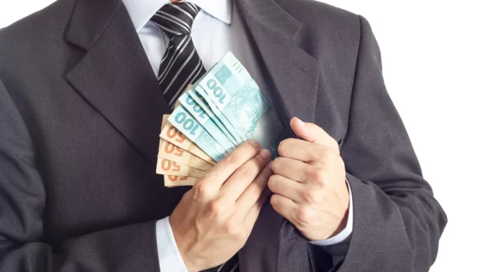 homem-terno-dinheiro-bolso-1920X1080-1536x864