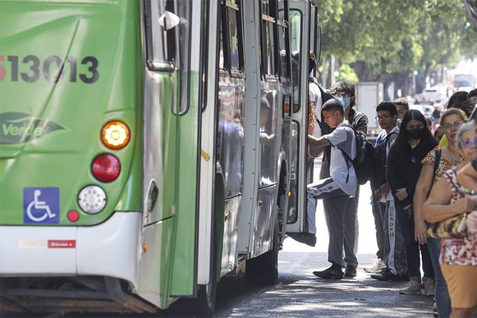 Onibus-passe-livre-Foto-Tiago-Correa-UGPE