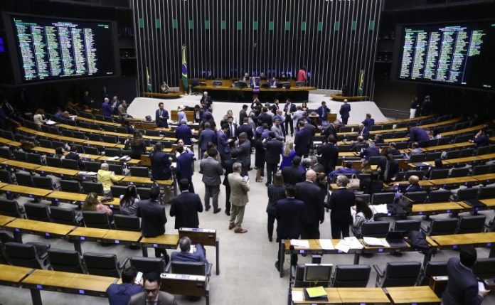 Aumento-no-numero-de-deputados-aprovado-pela-Camara-pode-custar-R-648-mi-por-ano-aos-cofres-publicos