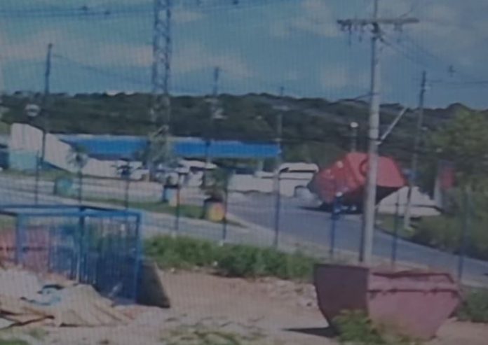 Carreta-tomba-em-curva-na-zona-leste-de-Manaus-e-quase-atinge-motociclista