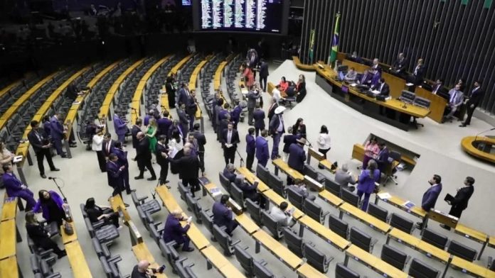 Projeto que amplia número de deputados pode custar até R$ 845 milhões aos cofres públicos