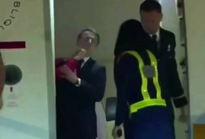esposa-de-Macron-da-tapa-no-rosto-do-presidente-frances-dentro-de-aviao
