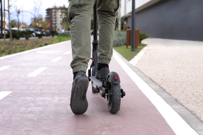 jovem-adulto-usando-scooter-eletrico-para-transporte