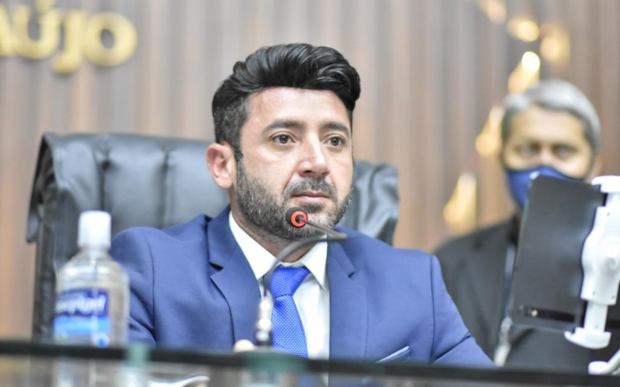 02-Dep.-Carlinhos-Bessa-Emenda-do-deputado-Carlinhos-Bessa-garante-R-12-milhão-para-saúde-em-Tefé-e1652372458356