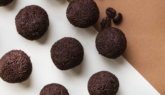 brigadeiro-caseiro-com-graos-de-cafe-no-duplo-pano-de-fundo