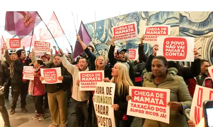 frente_povo_sem_medo_ocuparam_hoje_a_sede_do_itau_03