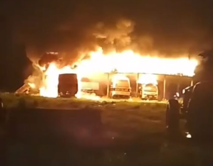 Em meio à visita de ministro, facções promovem terror em Envira com ônibus incendiados