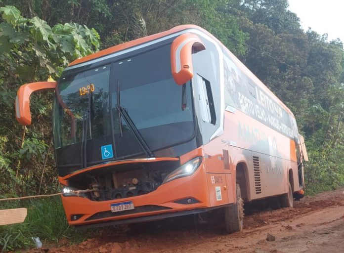 Ônibus atola na BR-319 e passageiros passam madrugada à espera de resgate