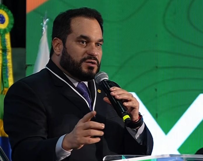 Secretário do AM defende preservação da floresta para garantir navegação nos rios