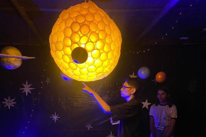 FAPEAM-VII-Feira-de-Ciencias-na-Praca-Foto-arquivo-pessoal-da-pesquisadora-Debora-Rodrigues-de-Aquino-Machado-1-768x1024