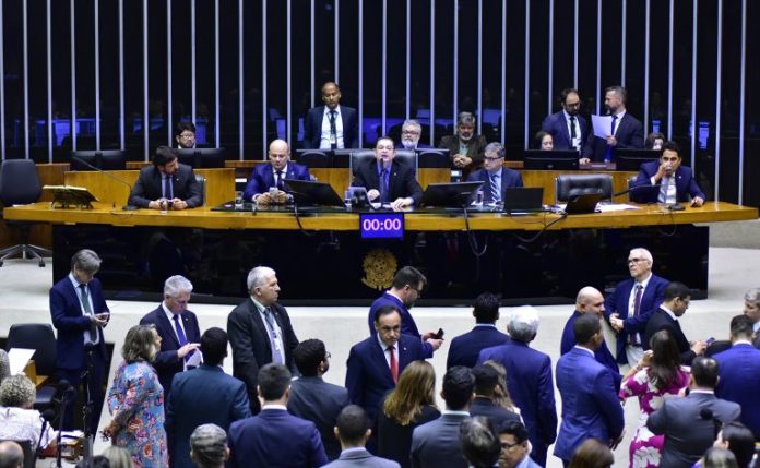 Reforma administrativa proposta quer limitar home office a 1 dia por semana no serviço público