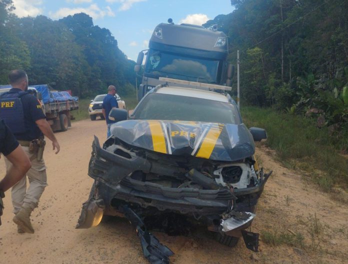 Viatura da PRF colide com carreta na BR-319
