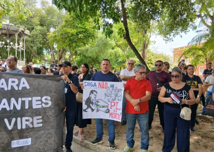 “A luta continua” professores de Manaus entram em greve contra Reforma da Previdência