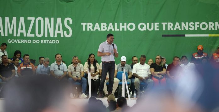 Governador-Wilson-Lima-inicia-entrega-de-novos-cartoes-do-Auxilio-Estadual-no-Alto-Solimoes-5_foto-Mauro-Neto-Secom