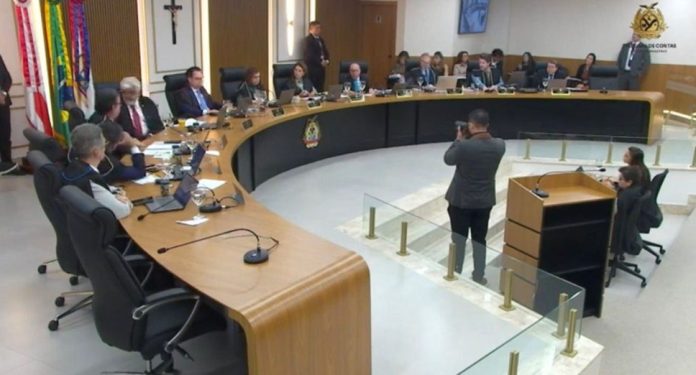 TCE-AM: voto do relator reprova contas de 2024 de David Almeida, mas julgamento é adiado para fevereiro