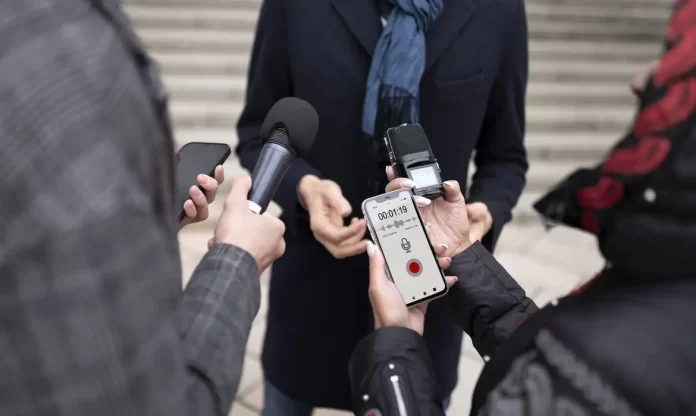 close-no-reporter-dando-uma-entrevista