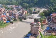 Terremoto atinge o Tibete um dia após avalanche na fronteira com o Nepal Imagens registradas da avalanche no Nepal, na fronteira com o Tibete